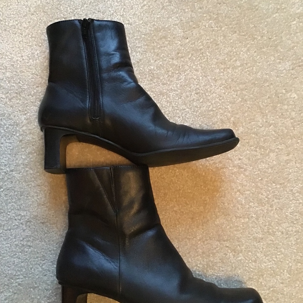 Women’s Above the Ankle Square Toes and Square Heel Leather Black Boots